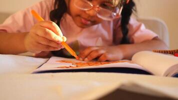 ein Kind Hand Zeichnung mit farbig Bleistift auf ein Buchseite. video
