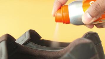 pulverización desodorante en sudoroso zapatos. video