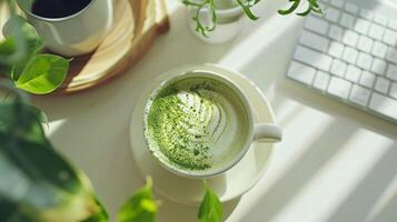 un matcha capuchino en un trabajo mesa en un estilo boho oficina foto