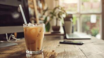 un frapé café en un trabajo mesa en un estilo boho oficina foto