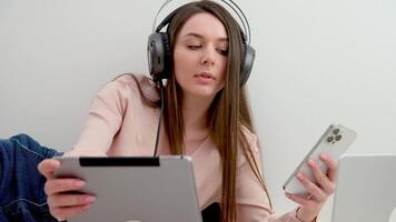 élégant femme séance sur le station et navigation l'Internet sur téléphone intelligent, stabilcam coup video