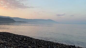 lago Turín en frontera de macedonia y Albania claro agua amanecer o puesta de sol azul cielo video