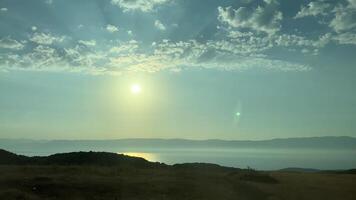 meer Turijn Aan grens van Macedonië en Albanië Doorzichtig water zonsopkomst of zonsondergang blauw lucht video