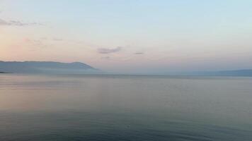 lago torino su confine di macedonia e Albania chiaro acqua Alba o tramonto blu cielo video