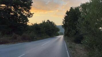 meer Turijn Aan grens van Macedonië en Albanië Doorzichtig water zonsopkomst of zonsondergang blauw lucht video