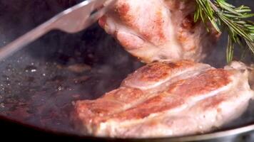 churrasco costeletas Veja muito saboroso cozinhou para uma Hamburger em uma quente aberto fogo em a grade voltas sobre com uma espátula depois de cada virar a fogo chamas acima e cria uma lindo adequado para qualquer restaurante video