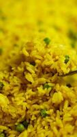 Safran des Indes riz pilaf contour effet de goût ouzbek cuisine émouvant mariage pilaf. il est magnifiquement décoré avec des œufs et saucisse. 4k video