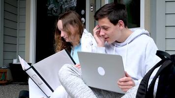 kinderen zijn zittend Aan drempel Bij huis aan het doen huiswerk meisje helpt jongen naar begrijpen lessen jongen is verlegen accenten gezicht tiener- puistjes Aan gezicht laptop groot map leren naar communiceren worden vrienden video