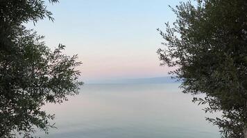 See Turin auf Rand von Mazedonien und Albanien klar Wasser Sonnenaufgang oder Sonnenuntergang Blau Himmel video