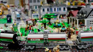 Canada vancouver 17.05.2024 cloverdale rodeo e nazione giusto Lego blocchi case macchine strade treni tram. vero vita di Lego giocattoli avvicinamento metraggio di linee ferroviarie nel un' enorme città fatto di blocchi video