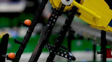 Kanada Vancouver 17.05.2024 Kleeblatt Rodeo und Land Messe Lego Blöcke Häuser Autos Straßen Züge Straßenbahnen. echt Leben von Lego Spielzeuge Nahansicht Aufnahmen von Eisenbahnen im ein enorm Stadt gemacht von Blöcke video