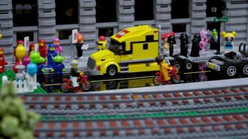 Kanada Vancouver 17.05.2024 Kleeblatt Rodeo und Land Messe Lego Blöcke Häuser Autos Straßen Züge Straßenbahnen. echt Leben von Lego Spielzeuge Nahansicht Aufnahmen von Eisenbahnen im ein enorm Stadt gemacht von Blöcke video