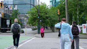 Canada vancouver 05.12.2024 grattacieli e il Pacifico oceano città strade centro persone attrazioni case vita nel un' grande città vero tempo video