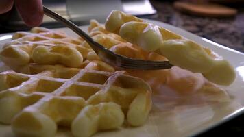 gouden bruin wafel Aan groen bord, macro schuif dichtbij omhoog video