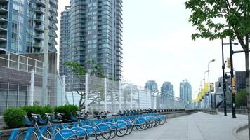 Canadá Vancouver 05.12.2024 rascacielos y el Pacífico Oceano ciudad calles centrar personas atracciones casas vida en un grande ciudad real hora video