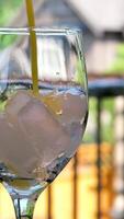 Super schleppend Bewegung Makro von frisch cool Kristall Eis Würfel Sein gemischt im transparent Glas durch Barmann während Vorbereitung von alkoholisch Cocktail zu Kunde im Bar oder Disko Verein beim 1000 fps. video