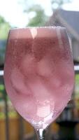 vulling een glas met koud, zoet, verzuurd, en verfrissend grapefruit drankje. een glas vol met smakelijk vers drankje. video