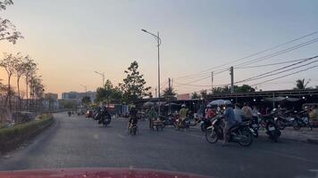 Vietnam phu quoc isola tramonto cittadina voi può vedere il sera città luci vuoto case e strade bellissimo architettura baci ponte tramonto video