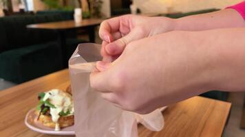 Wear disposable gloves to eat burger neatness restaurant serving do not get dirty neat video