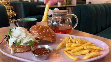 francês fritas hamburguer suculento americano hamburguer com crocante francês fritas. lento movimento video