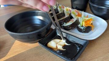 añadir mayonesa a soja salsa para Sushi Vietnam café tsukemono japonés aperitivo en escabeche chile Sushi en restaurante japonés tradicional alimento, vegetales sal en escabeche tsukemono en un plato en antecedentes video