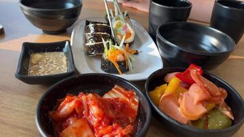 sushi i en restaurang tsukemono japansk aptitretare inlagd kål med peppar chili japansk traditionell mat, grönsaker salt inlagd tsukemono i en maträtt på vit bakgrund video