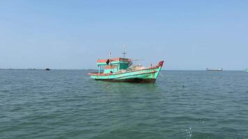 Vietnam phu quoc Insel Fischers Haus im das indisch Ozean Angeln Boot Fang wachsen Fisch Fisch Bauernhof Restaurant auf das Wasser Fang Fisch wachsen Netze hölzern Haus video