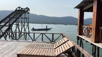 Vietnam phu quoc isola pescatori Casa nel il indiano oceano pesca barca catturare crescere pesce pesce azienda agricola ristorante su il acqua catturare pesce crescere reti di legno Casa video