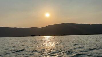 bellissimo nuvole su il mare mare montagne tramonto video