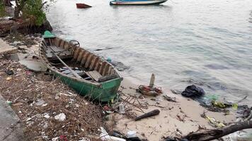 Angeln Boot Katastrophe Schlamm werfen oben verschiedene Plastik Objekte von das Meer im Vietnam auf das Insel von phu quoc Strand schmutzig wild Strände werden bald Sein Hotels, ein Platz zum Konstruktion video