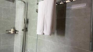 vaso pared Entre el habitación y el baño en el baño abierto y cerca persianas video