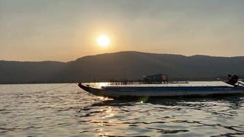 Vietnam phu quoc eiland vissers huis in de Indisch oceaan visvangst boot vangst toenemen vis vis boerderij restaurant Aan de water vangst vis toenemen netten houten huis video