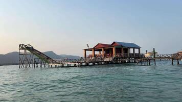 vietnam phu quoc île pêcheurs maison dans le Indien océan pêche bateau capture grandir poisson poisson ferme restaurant sur le l'eau capture poisson grandir filets en bois maison video