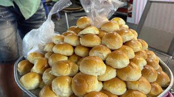 pastelaria funciona. bolo, biscoitos, chocolate, Sem sal padeiro leva pão rolos fora uma estante dentro uma padaria - fechar-se video