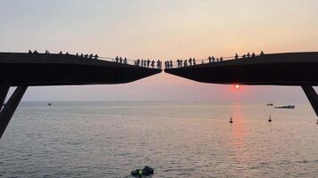 Vietnã phu quoc ilha 29.02.2024 Jetski mostrar amor furacão se beijando ponte pôr do sol Cidade amor viagem romance pôr do sol phu quoc casamento ponte a maioria agradável Lugar, colocar para registro uma casamento em a ilha video