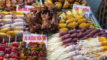 un grande variedad de calle comida en Vietnam. brillante calle comida el noche mercado en Vietnam. Vietnam mercado sitio video
