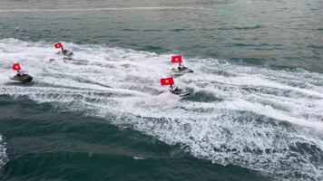 vietnam phu quoc île 29.02.2024 jet ski spectacle l'amour ouragan embrasser pont le coucher du soleil ville l'amour Voyage romance le coucher du soleil phu quoc mariage pont plus agréable endroit à S'inscrire une mariage sur le île video