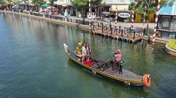 Vietnam mille dollari mondo phu quoc 03.10.2024 canoa galleggia giù il fiume, persone prendere immagini famoso intrattenimento, divertimento e shopping complesso nel phu Quoc, kien giang Provincia, vn. video