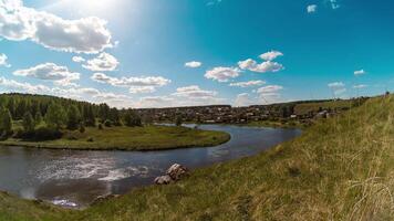 Timelapse pittoresk flod böja i lantlig landsbygden på en solig eftermiddag video