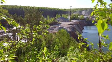 Antenne Aussicht von Fluss und Damm video