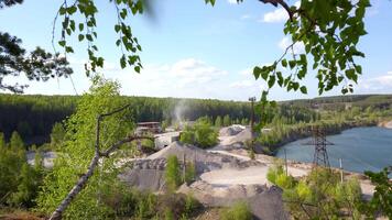 Antenne Aussicht von Steinbruch durch Fluss video