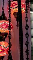 multicolore turc mosaïque les lampes sur le plafond marché dans le célèbre grandiose bazar dans Istanbul, dinde video