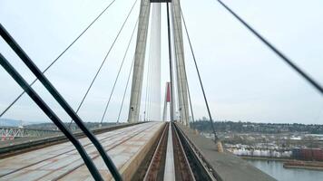 se från himmel tåg fönster av rör på sig tåg i surrey vancouver kanada vår Nej löv bar träd stationer skyskrapor teknologi centrum skenor stor blockera annorlunda trafik annorlunda väder video