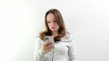 joven dama utilizando un inteligente teléfono y conmovedor pantalla video
