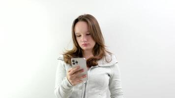 Jeune Dame en utilisant une intelligent téléphone et émouvant écran video