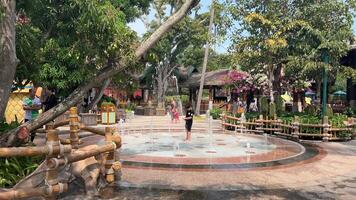 Vietnã phu quoc mundo do sol aquatopia 18.03.2024 água parque atrações jogos vários esculturas entretenimento levar cabo carro para outro ilha diversão parque recreativo tema parque dentro sulista Vietnã video