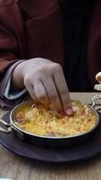 vrouw aan het eten Turks menemen omelet in een frituren pan. . video