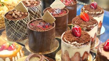 choklad och grädde kaka visa för försäljning på Kafé video