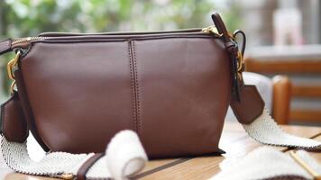 kvinnor handväska plånbok på en Kafé tabell video