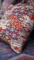 colorato cuscini su Schermo per vendita nel un' tradizionale Turco bazar. video